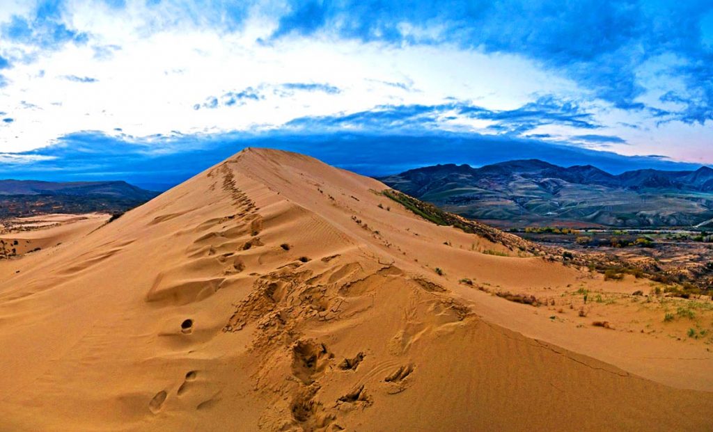Сарыкум - крупнейший песчаный бархан на территории Евразии, расположенный в Дагестане. Его максимальная высота - 262 м