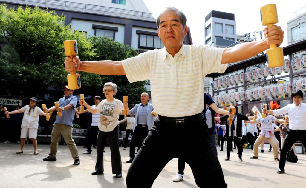 Интересный факт о Японии: пожилые люди здесь активно занимаются физическими упражнениями прямо на улицах