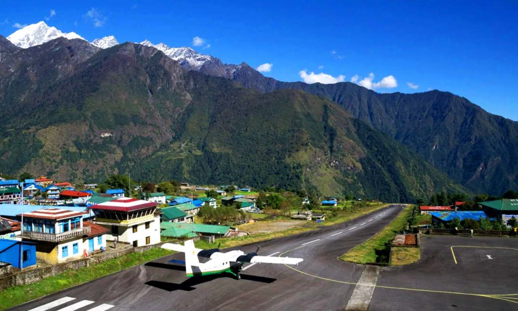 Аэропорт имени Тенцинга и Хиллари в Непале признан одним из самых опасных в мире. Все дело в короткой ВПП и наличии склонов