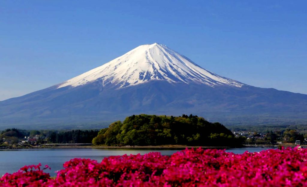 Вершина горы Фудзияма 3776 м - самая высокая точка Японии