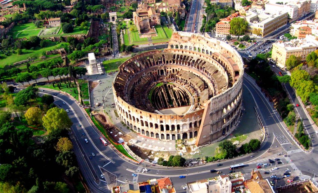 Колизей находится между Эсквилинским, Палатинским и Целиевым холмами в Риме