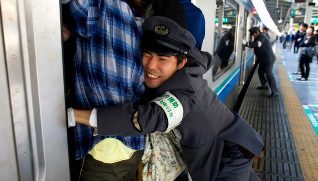 Осия помогает пассажирам зайти в вагон метро