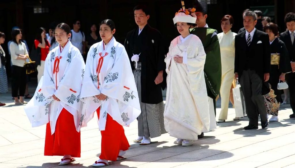Интересный факт о Японии: синтоистская свадебная церемония проходит в специальном святилище. Принять участие могут лишь члены семьи