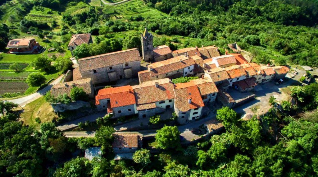 Интересный факт о Хорватии - город-крепость Хум находится на вершине холма