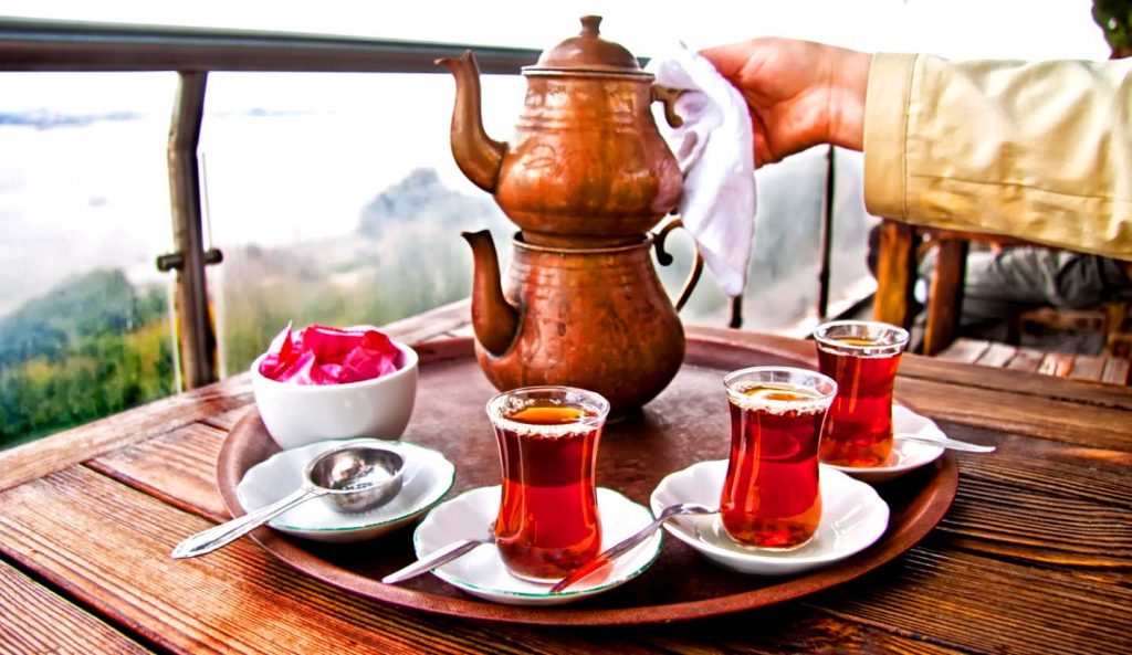 Интересный факт о Турции: чай заваривают особым способом и пьют из стаканов-тюльпанов
