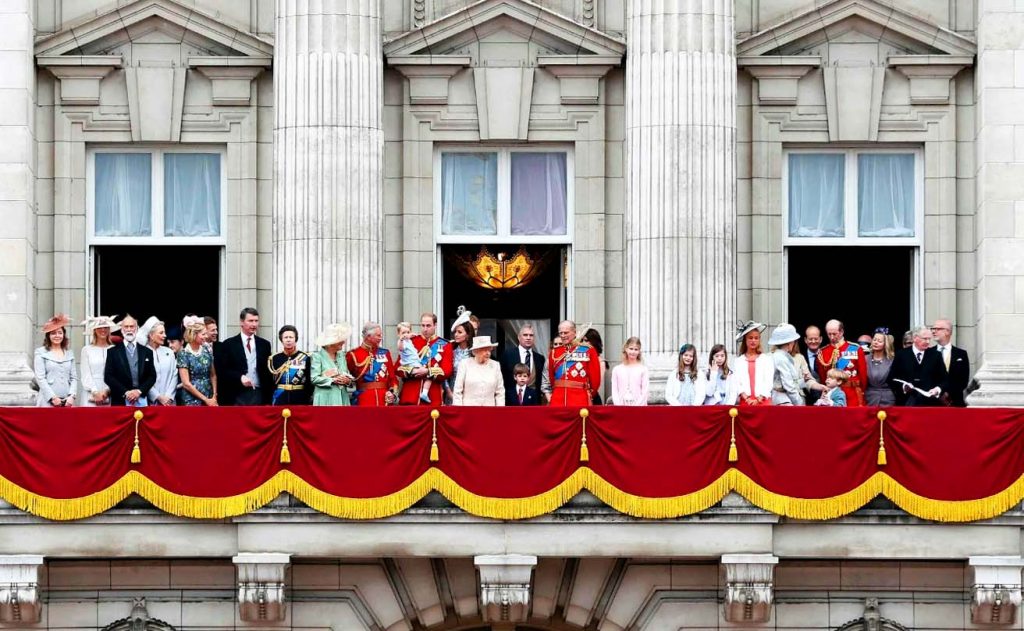 Королевская семья на балконе Букингемского дворца