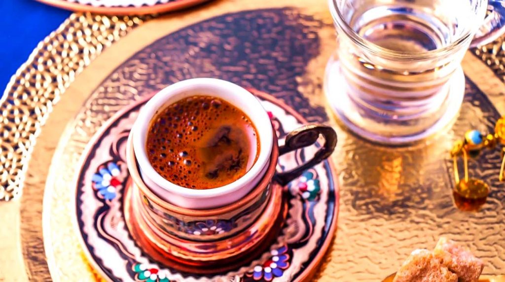 Интересный факт о Турции: привычка пить кофе с водой основана на легендах