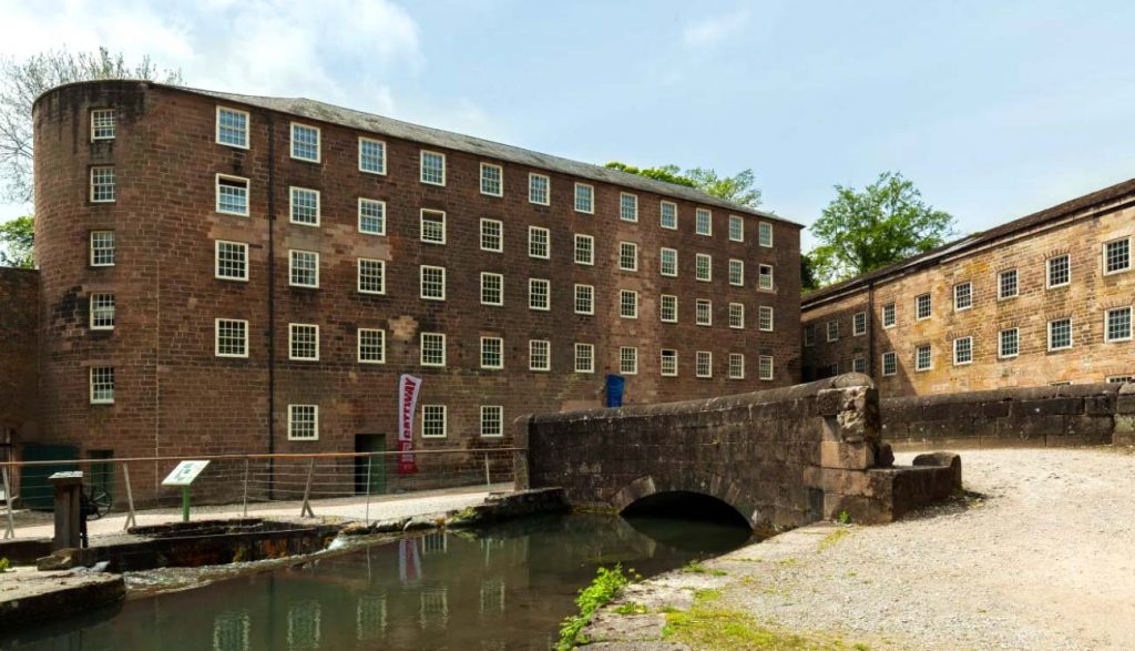 Первая прядильная фабрика, открытая в 1772-1775 гг. (Кромфорд, Англия)